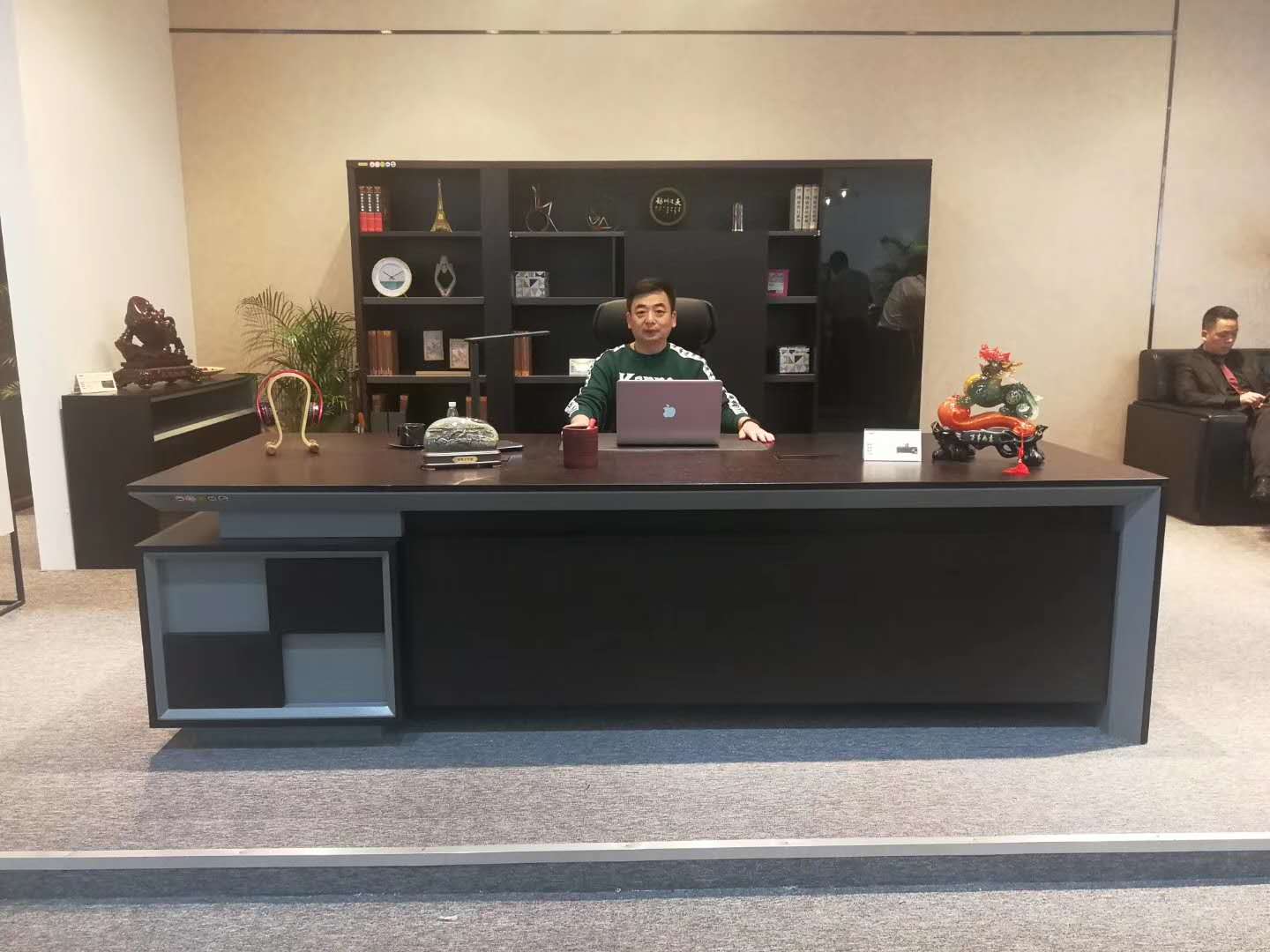 辛兆波董事長參加廣州國際家具展并簽訂大訂單，更好的服務客戶